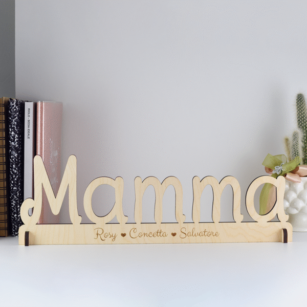 Scritta "Mamma" in legno, personalizzata con i nomi dei figli incisi - Idea regalo festa della Mamma