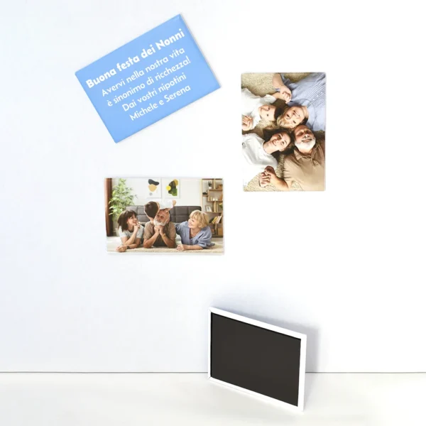 Set da 3 magneti con stampa personalizzata, composto da due magneti con foto e uno con dedica. Idea regalo per la Festa dei Nonni